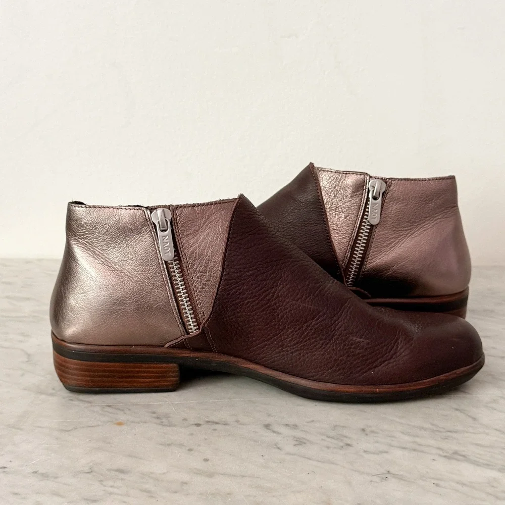 Naot Bayamo Leather Ankle Booties Metallic Bronze Brown Side Zip 39 Low Heel
